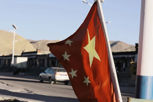 Китайский Национальный Флаг Размахивающий Улице — стоковое фото