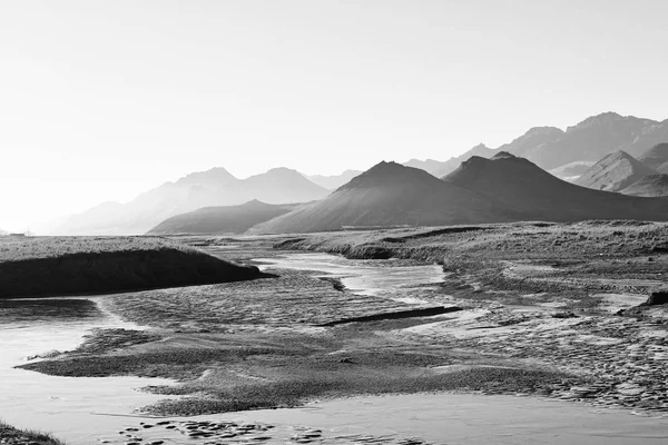 Tibet Platosu dağlar ve açık Nehri ile güzel manzara. Vahşi, siyah ve beyaz şaşırtıcı Panoraması 