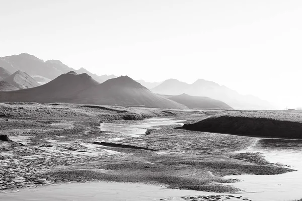 kumlu çöl ve uzak dağlar 