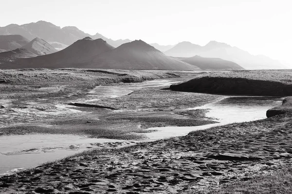 Tibet platosu Dağları ile güzel manzara. Wilderness şaşırtıcı panorama  