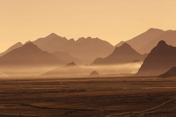 Deserto arenoso e montanhas distantes — Fotografia de Stock