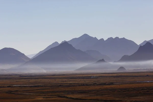 砂の砂漠や遠くの山々 — ストック写真