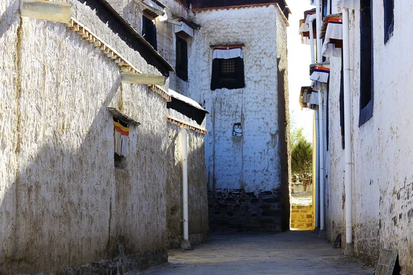 Calle Estrecha Con Edificios Antiguos Ciudad Tibetana — Foto de Stock