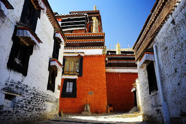 Узкая Улица Старыми Зданиями Тибетском Городе — стоковое фото