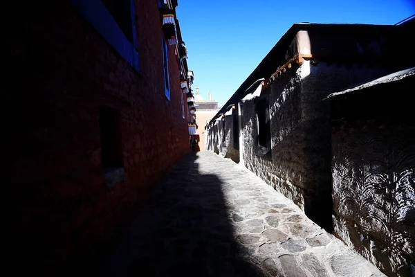 Smal Gata Med Gamla Byggnader Tibetanska City — Stockfoto