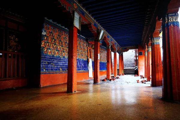 中国西藏自治区拉萨布达拉宫达赖喇嘛故居的内部 佛教圣地 — 图库照片
