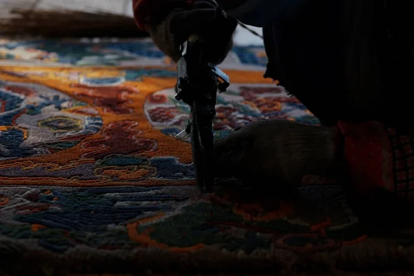 Manufacture of oriental carpet — Stock Photo, Image