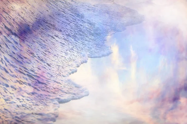 Красочное Облачное Небо Отраженное Пенных Волнах Лицензионные Стоковые Фото