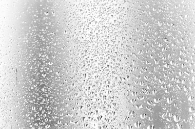 Pencere camına yağmur damlaları 