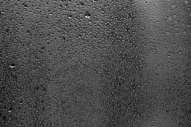 Pencere camına yağmur damlaları 