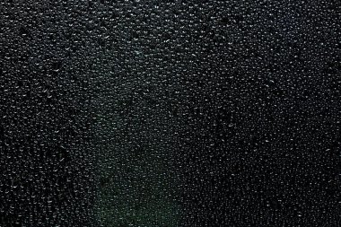 Pencere camına yağmur damlaları 