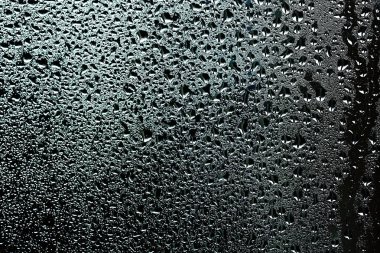 Pencere camına yağmur damlaları 