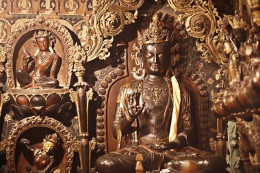 Budist heykeller antik tapınak