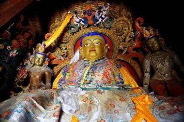 Budist heykeller antik tapınak