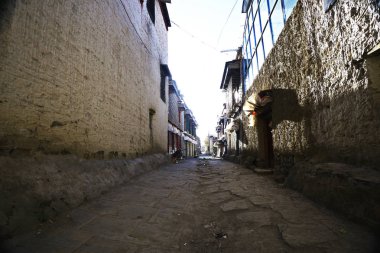 Tibet şehirde antik tapınak muhteşem mimarisi. Eski binalar ile dar sokak 