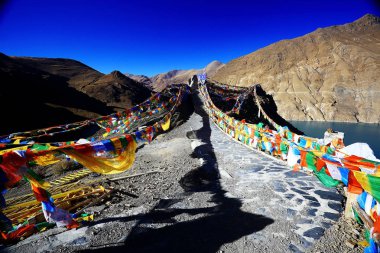 renkli Budist bayrakları