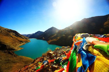  Budist bayrakları ve Himalaya kutsal göl