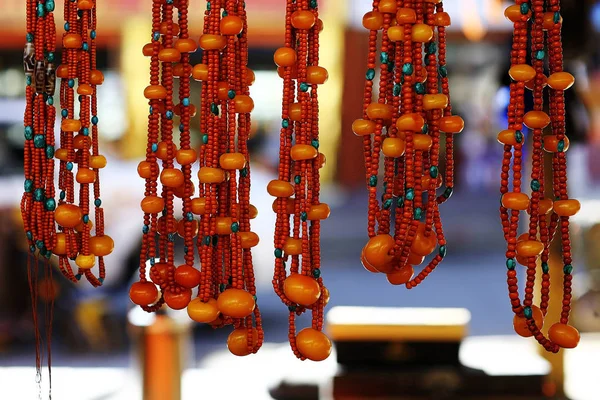 Smycken gjorda av koraller och turkos — Stockfoto