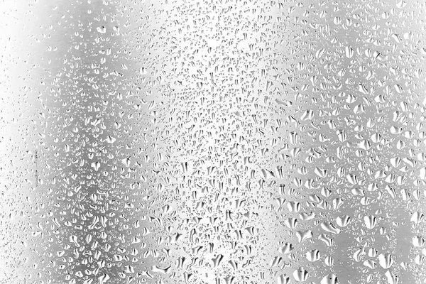 Pencere camına yağmur damlaları 