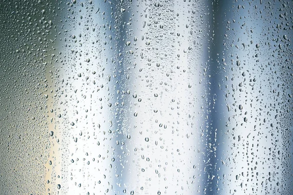 Gotas de lluvia en vidrio de ventana — Foto de Stock