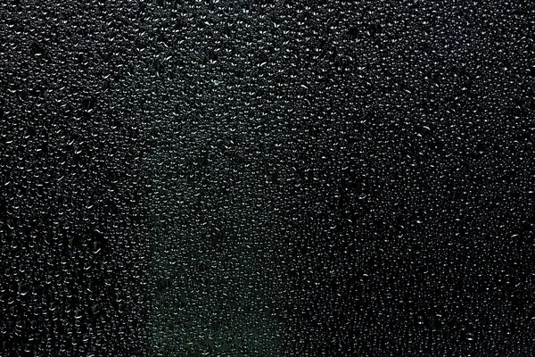 Pencere camına yağmur damlaları 