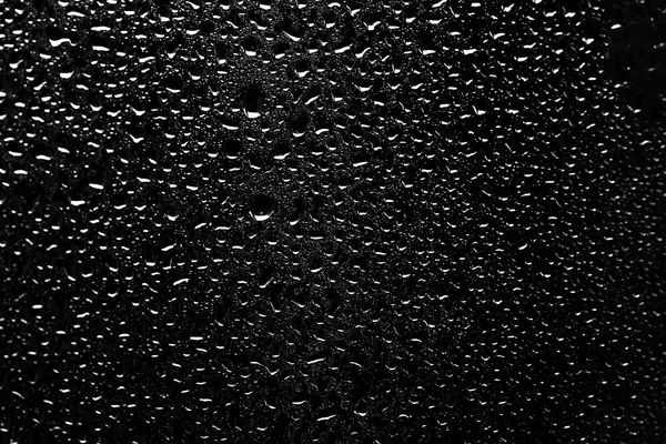 Pencere camına yağmur damlaları 