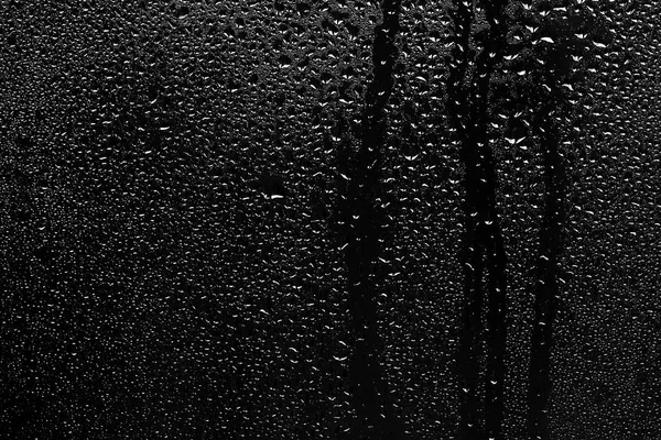 Pencere camına yağmur damlaları 