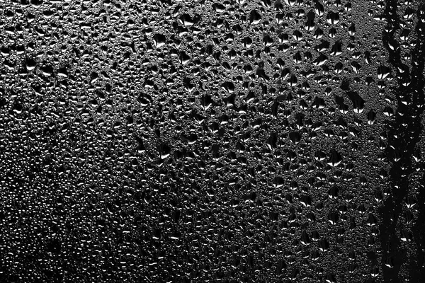 Pencere camına yağmur damlaları 