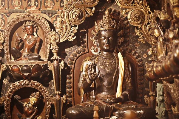 Buddistiska statyer i antika tempel — Stockfoto