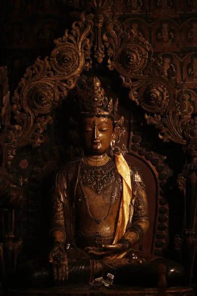 Buddhist staty i tempel — Stockfoto