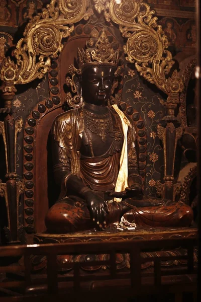 Buddhist staty i tempel — Stockfoto
