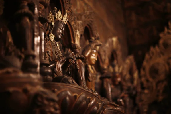 Estatua budista en templo — Foto de Stock