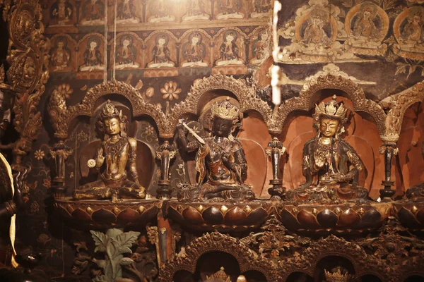 Boeddhistische beelden in de oude tempel — Stockfoto