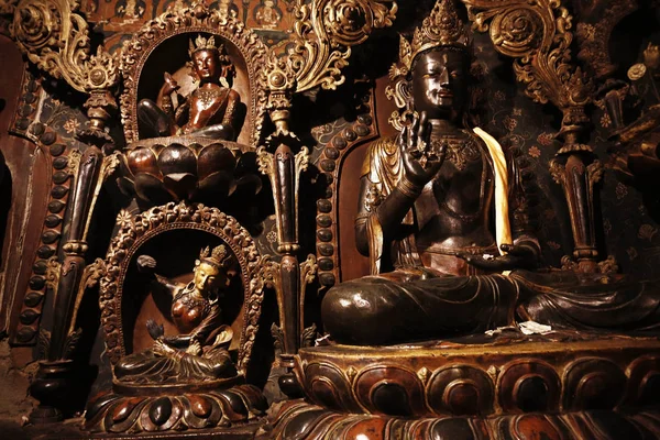 Estatuas budistas en templo antiguo —  Fotos de Stock