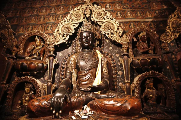 Statue bouddhiste dans le temple — Photo