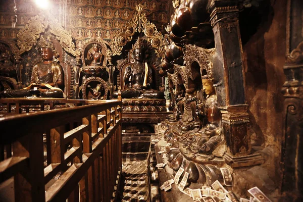 Буддійські статуї в храмі — стокове фото