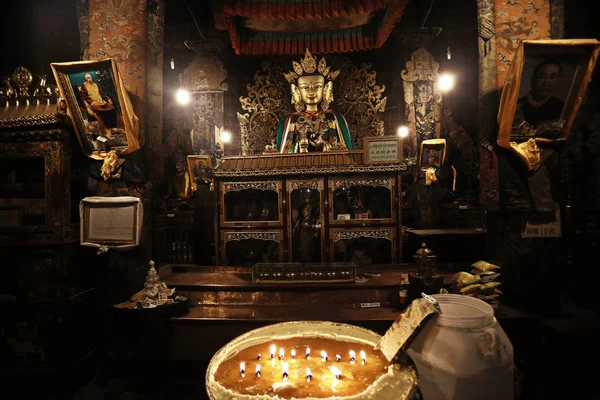 Boeddhistische standbeeld in de tempel — Stockfoto