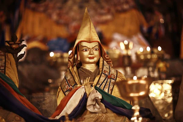 Estatua budista en templo — Foto de Stock