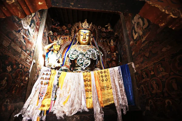 Estatua budista en templo antiguo —  Fotos de Stock