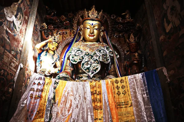 Estatua budista en templo antiguo —  Fotos de Stock