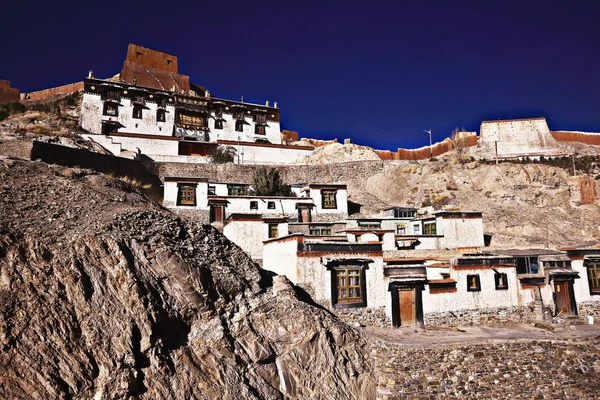 Stupa w starożytnych tybetańskich klasztor — Zdjęcie stockowe