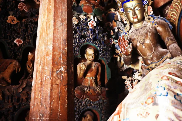 Буддійські статуї у стародавнього храму — стокове фото