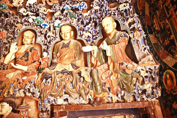 Βουδιστικά αγάλματα στο αρχαίο ναό — Φωτογραφία Αρχείου