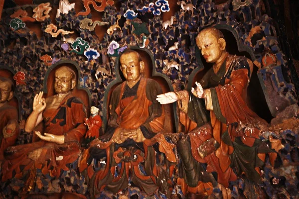 Estatuas budistas en templo antiguo —  Fotos de Stock