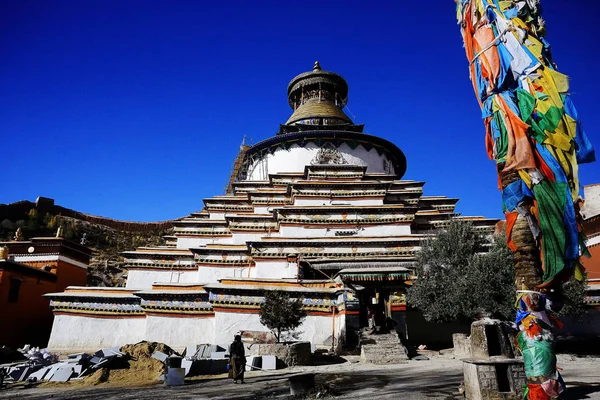 Stupa w starożytnych tybetańskich klasztor — Zdjęcie stockowe