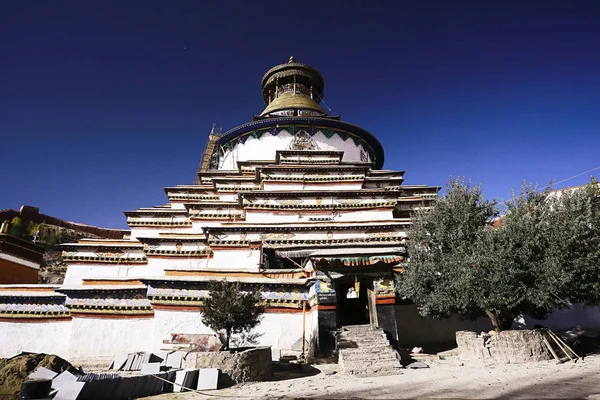 Stupa i gamla tibetanska kloster — Stockfoto