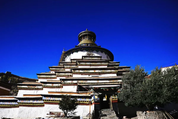 Stupa w starożytnych tybetańskich klasztor — Zdjęcie stockowe