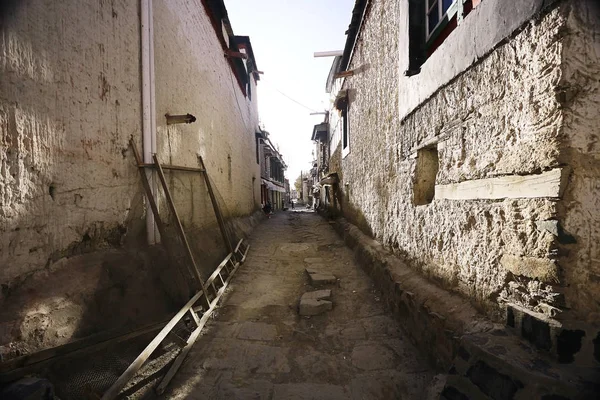 藏城旧楼窄街 — 图库照片