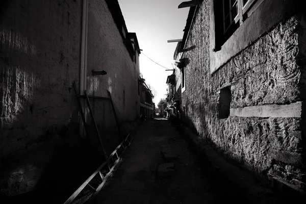 Arquitetura Incrível Templos Antigos Cidade Tibetana Rua Estreita Com Edifícios — Fotografia de Stock