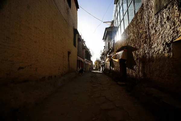 Narrow Street Old Buildings Tibetan City — Stock Photo, Image